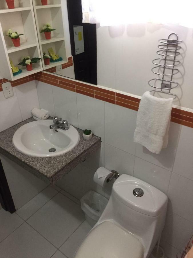 Hostal Blue Pacific Манта Екстериор снимка
